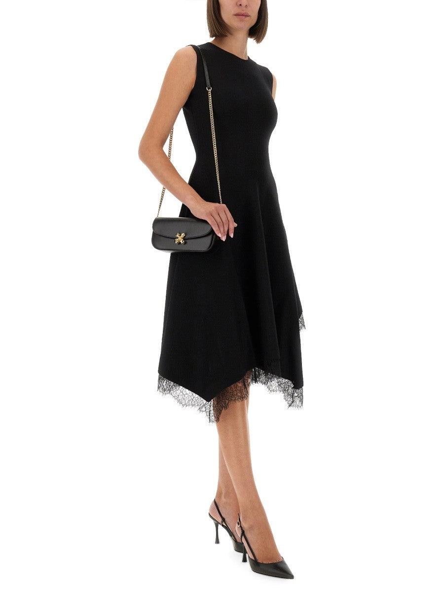 Alexander McQueen ASYMMETRINEN MEKKO PITSIYKSITYISKOHDILLA