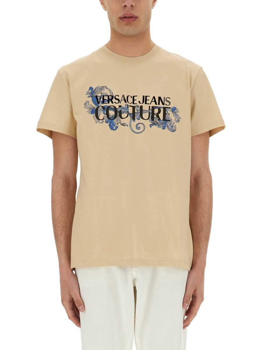 【関税&送料込】Versace Jeans Couture Baroque Outline Logo T Versace Jeans Couture BAROQUE OUTLINE LOGO T-SHIRT | Shop