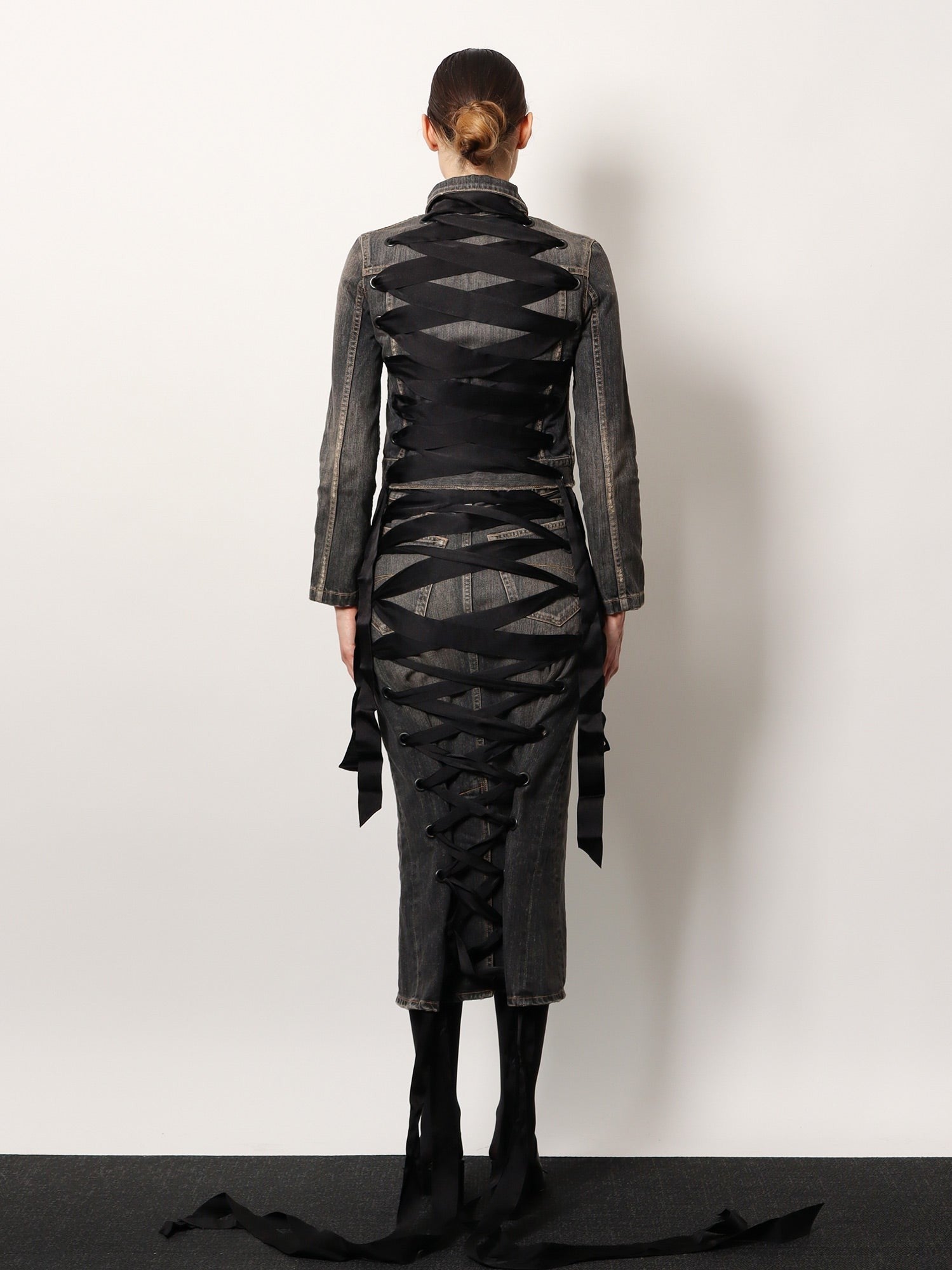 Balenciaga Kurtka jeansowa z satynowymi sznurowaniami