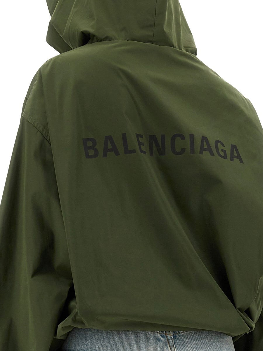 جاكيت Balenciaga بغطاء رأس