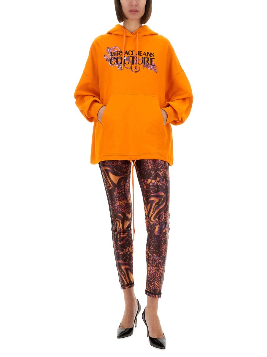 Versace Jeans Couture MIKINA S LOGOM A KRIŠTÁĽMI