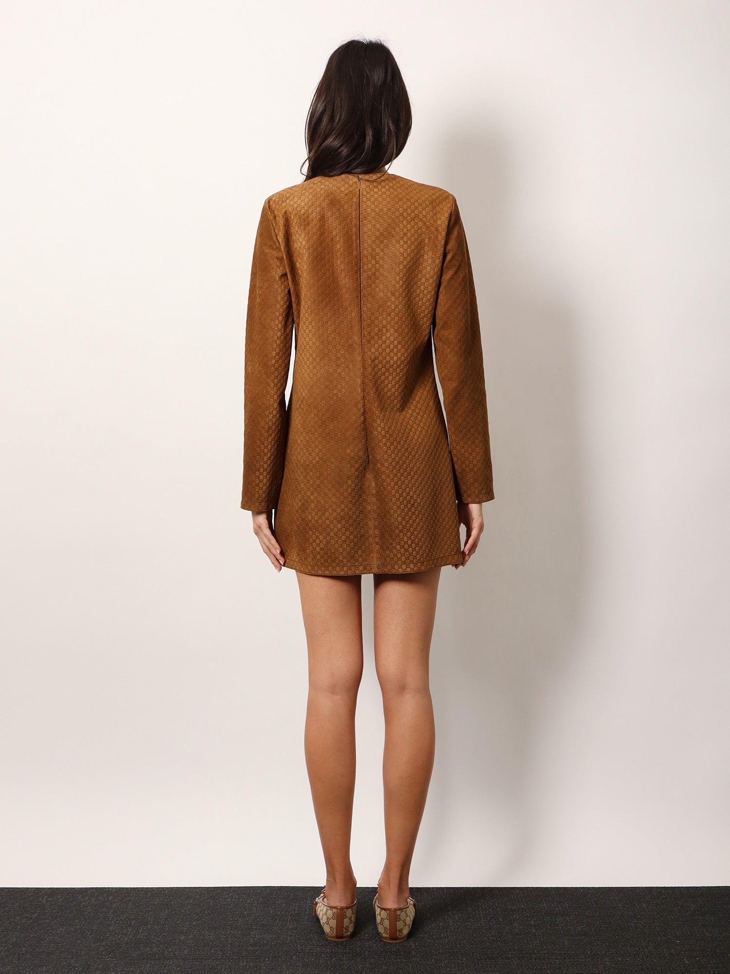 Krátke semišové šaty Gucci s celoplošným GG logom