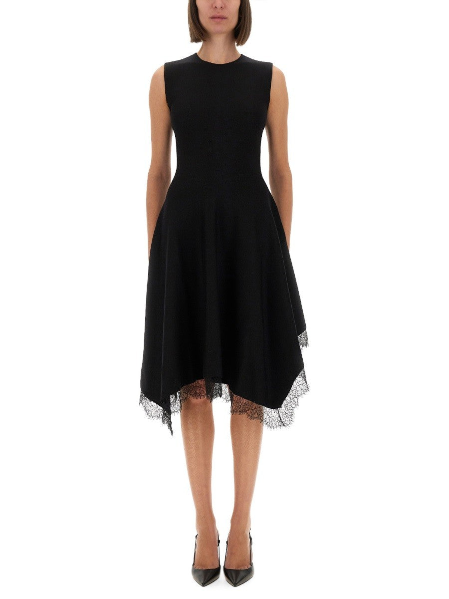 Alexander McQueen ASYMMETRINEN MEKKO PITSIYKSITYISKOHDILLA