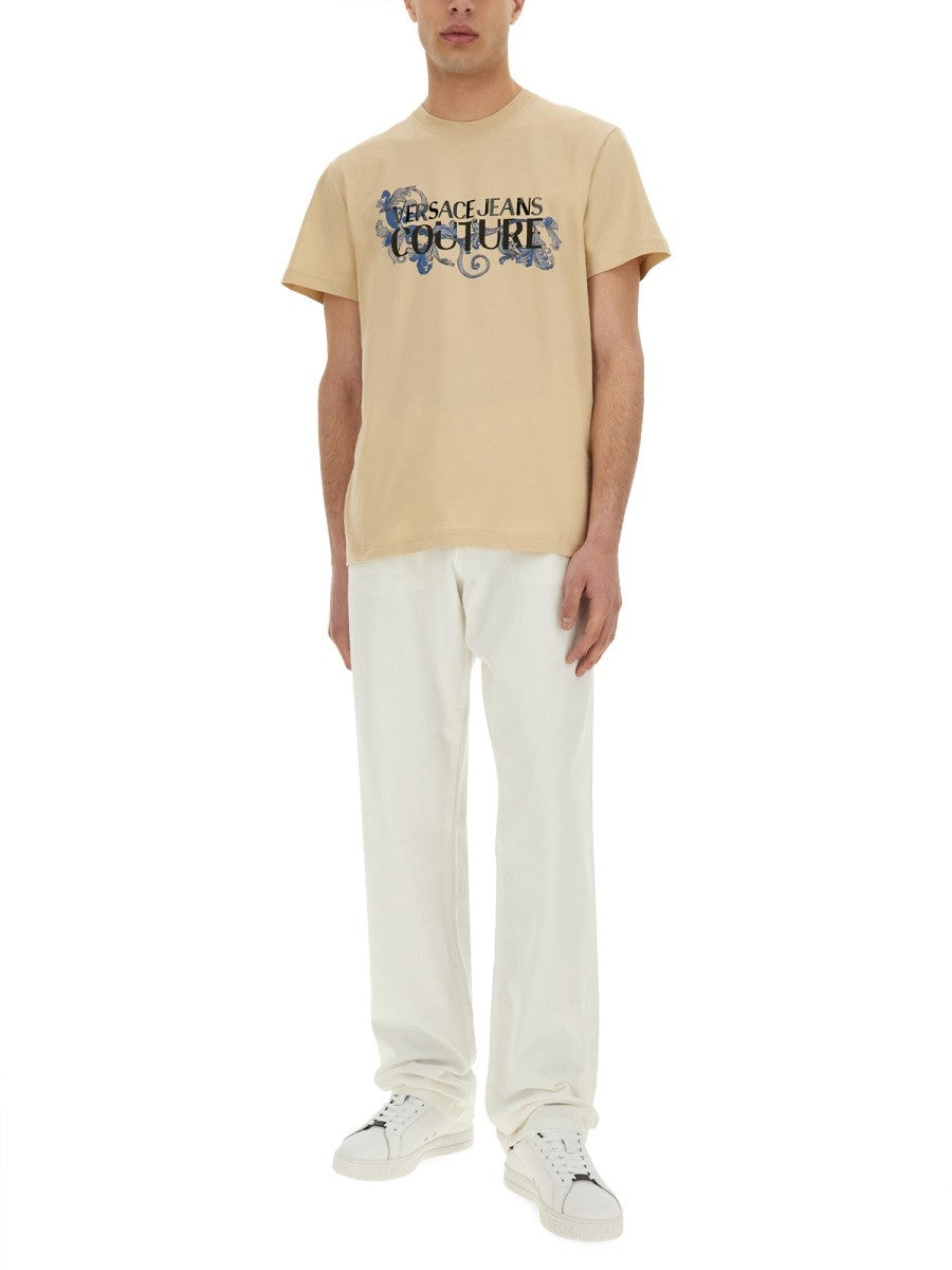 【関税&送料込】Versace Jeans Couture Baroque Outline Logo T Versace Jeans Couture Baroque Logo Cotton T-Shirt | Saks