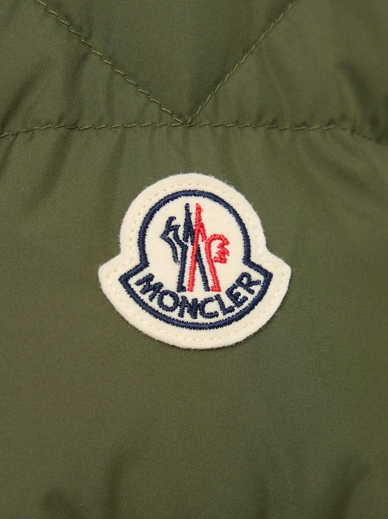 Moncler Baudinet péřová bunda s nášivkou loga