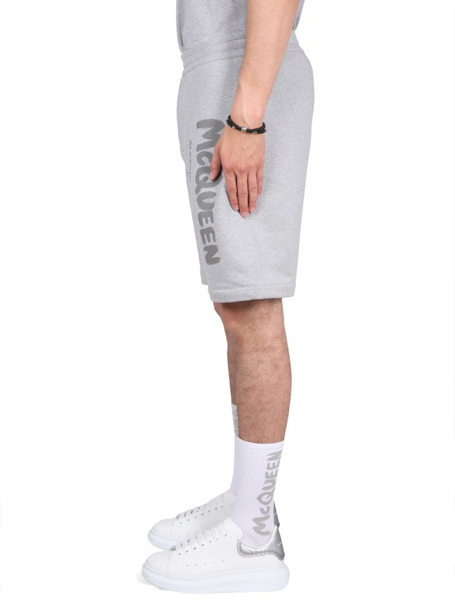 Alexander Mcqueen BERMUDA SHORTS MIT GRAFFITI LOGO PRINT