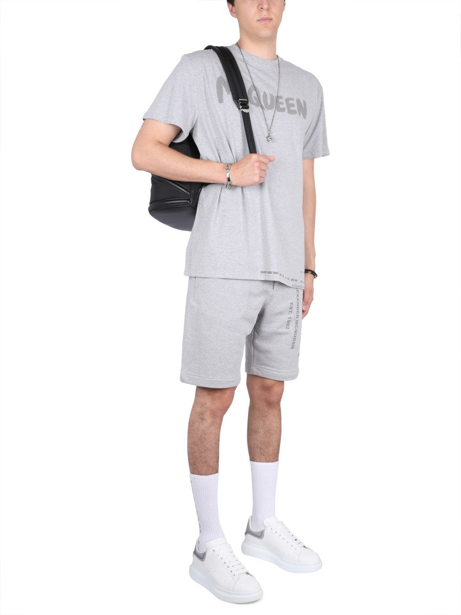 Alexander Mcqueen BERMUDA SHORTS MIT GRAFFITI LOGO PRINT