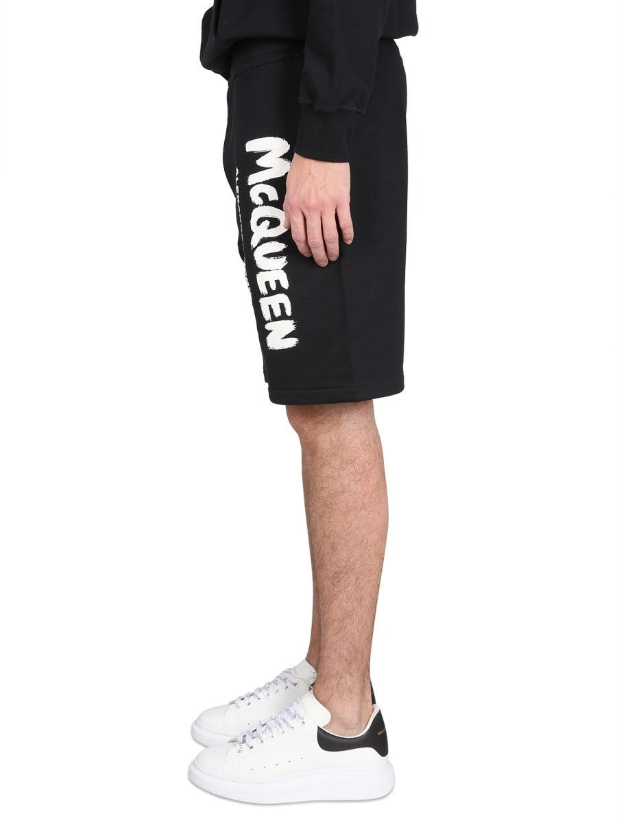 Alexander Mcqueen BERMUDA ŠORTAI SU GRAFIČIŲ LOGOTIPO SPAUSDA
