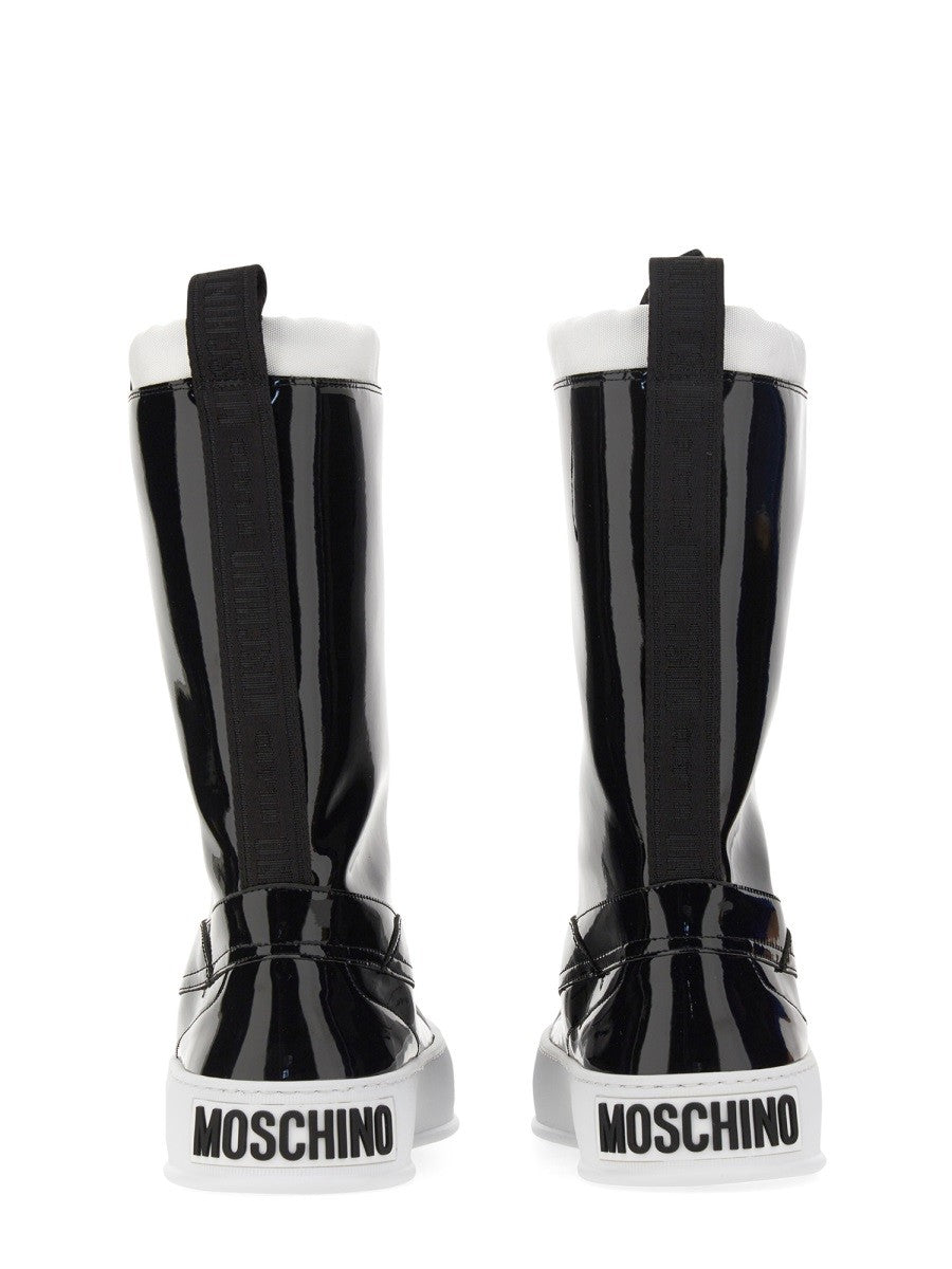 Moschino حذاء برقبة (بوت) بشعار