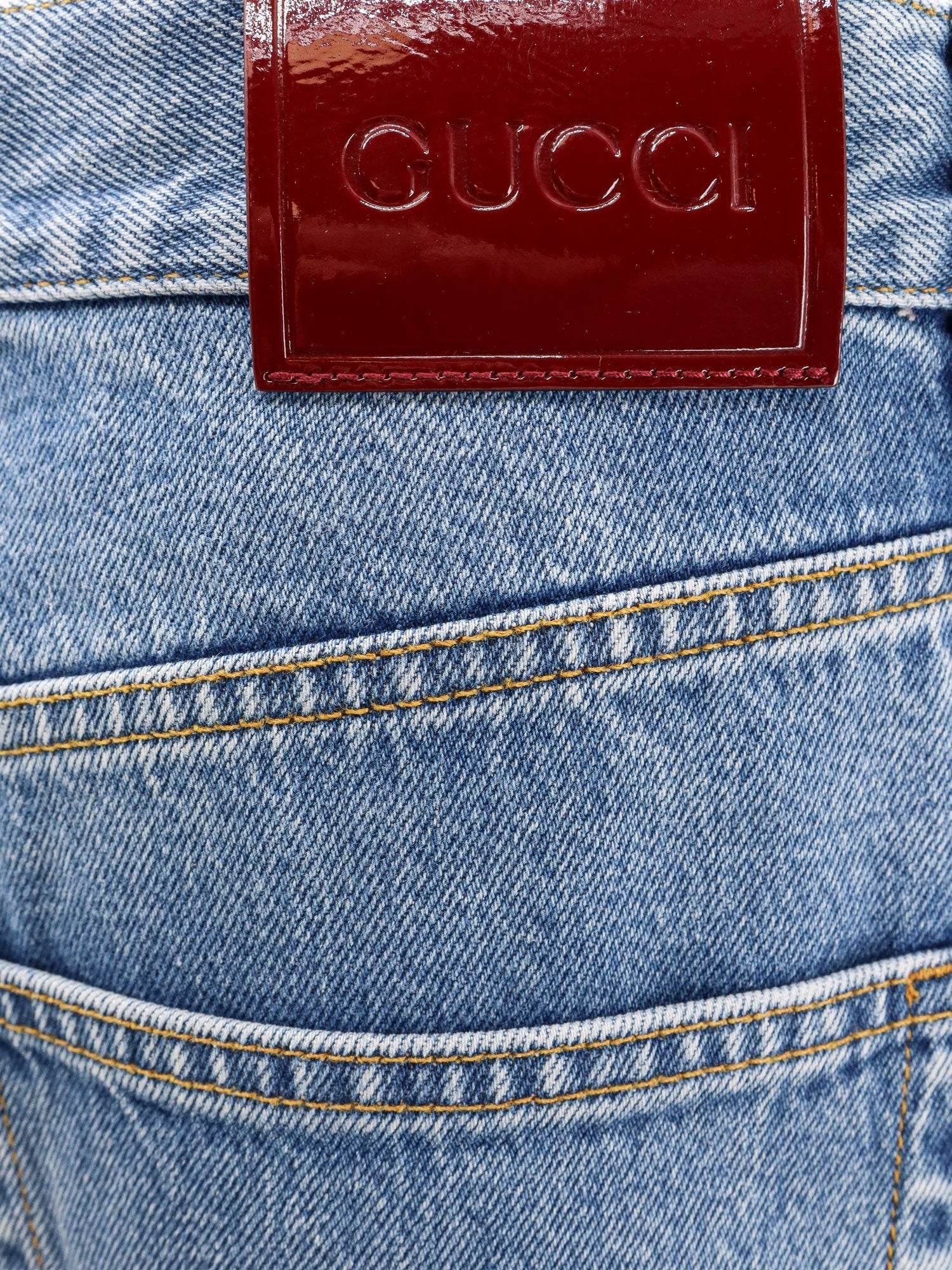 Gucci Boyfriend jeans avec étiquette Gucci Rosso Ancora