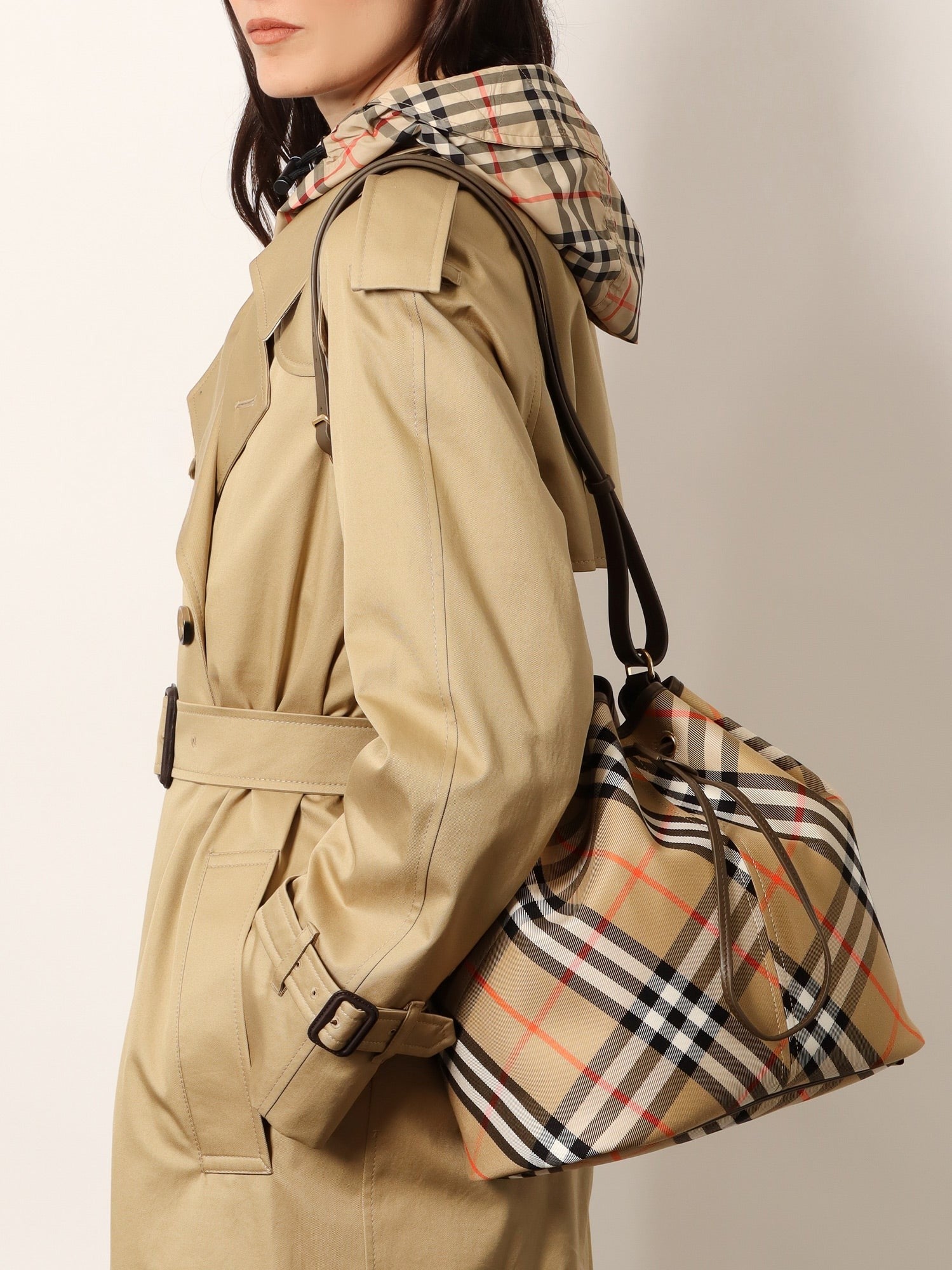 Burberry Canvas bøtteveske med rutete motiv