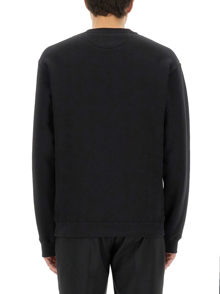 Valentino BAUMWOLL-RUNDHALSSWEATSHIRT MIT „CHEZ VALENTINO“-AUFNÄHER