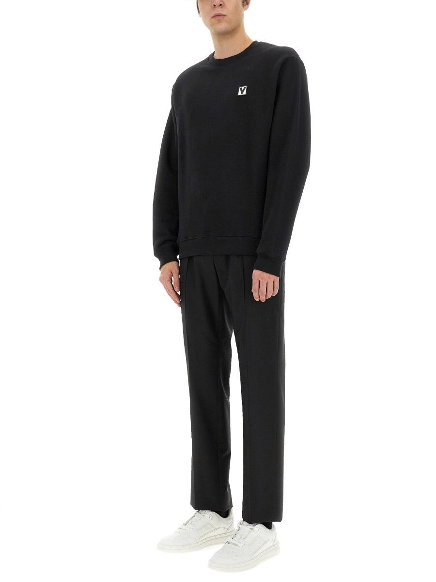 Valentino BAUMWOLL-RUNDHALSSWEATSHIRT MIT „CHEZ VALENTINO“-AUFNÄHER