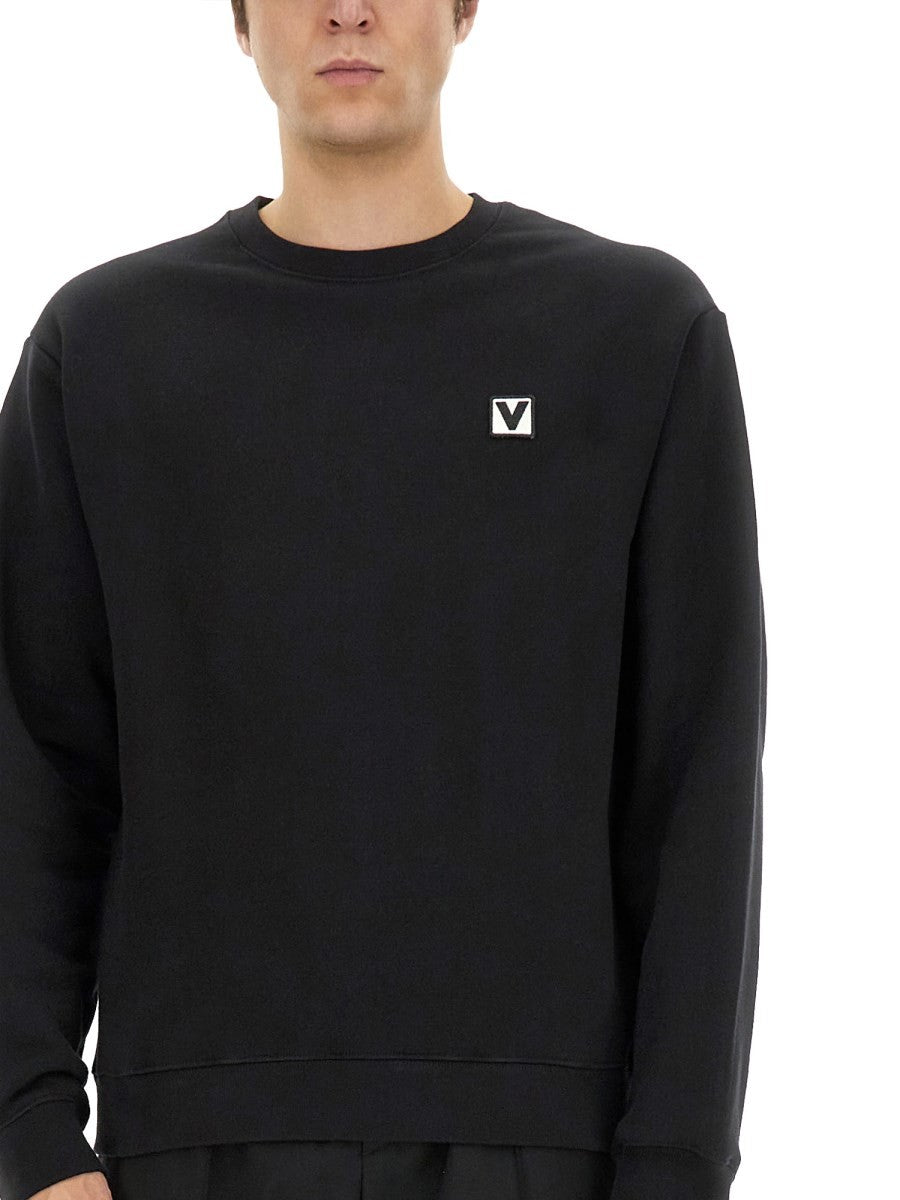 Valentino BAUMWOLL-RUNDHALSSWEATSHIRT MIT „CHEZ VALENTINO“-AUFNÄHER
