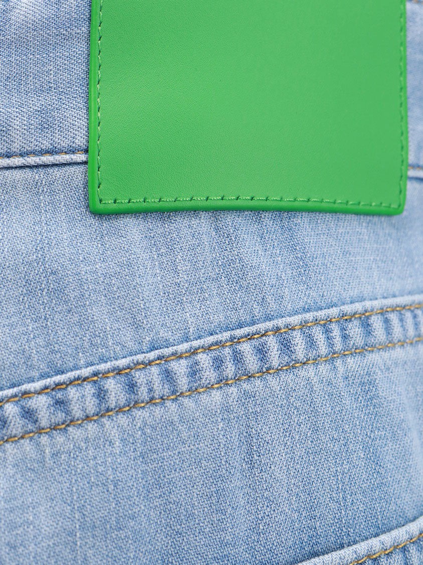 Bottega Veneta Τζιν από βαμβάκι με δερμάτινη ετικέτα πίσω