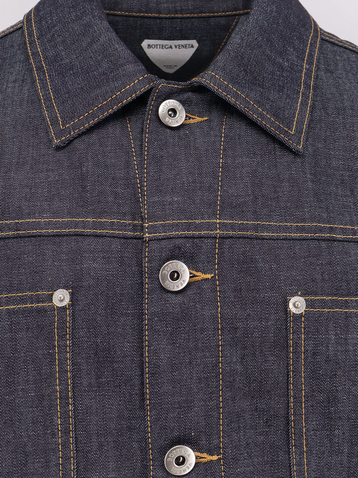 Bottega Veneta denimjakke med ikonisk Intrecciato-patch