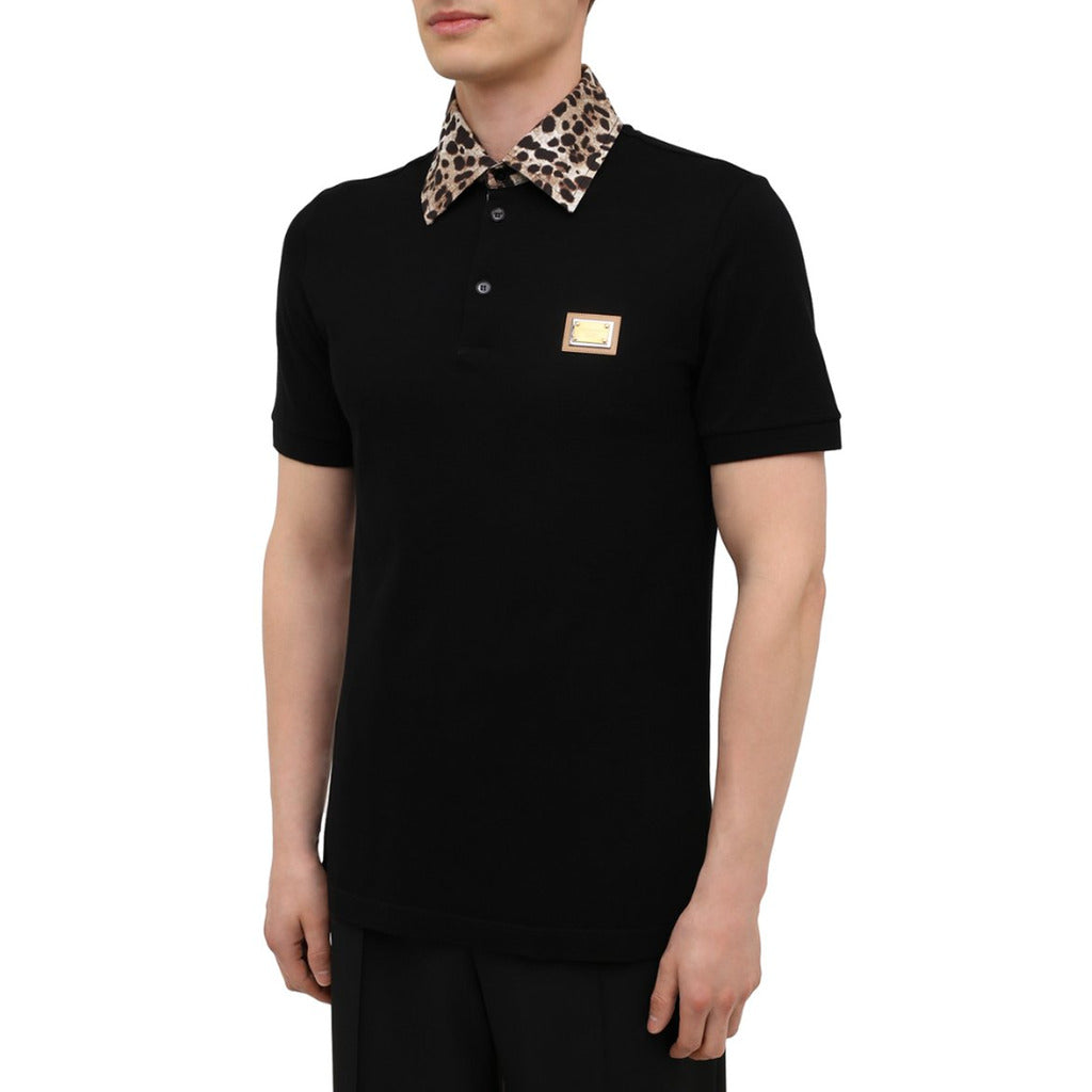 Model wearing the Dolce & Gabbana black cotton polo with leopard print collar
