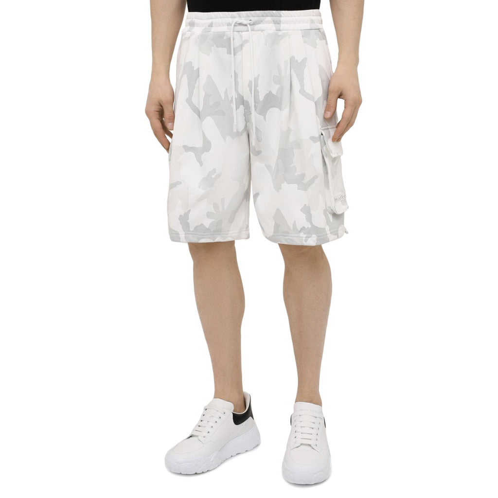 Model wearing the Dolce & Gabbana white greyscale camouflage cotton cargo shorts

