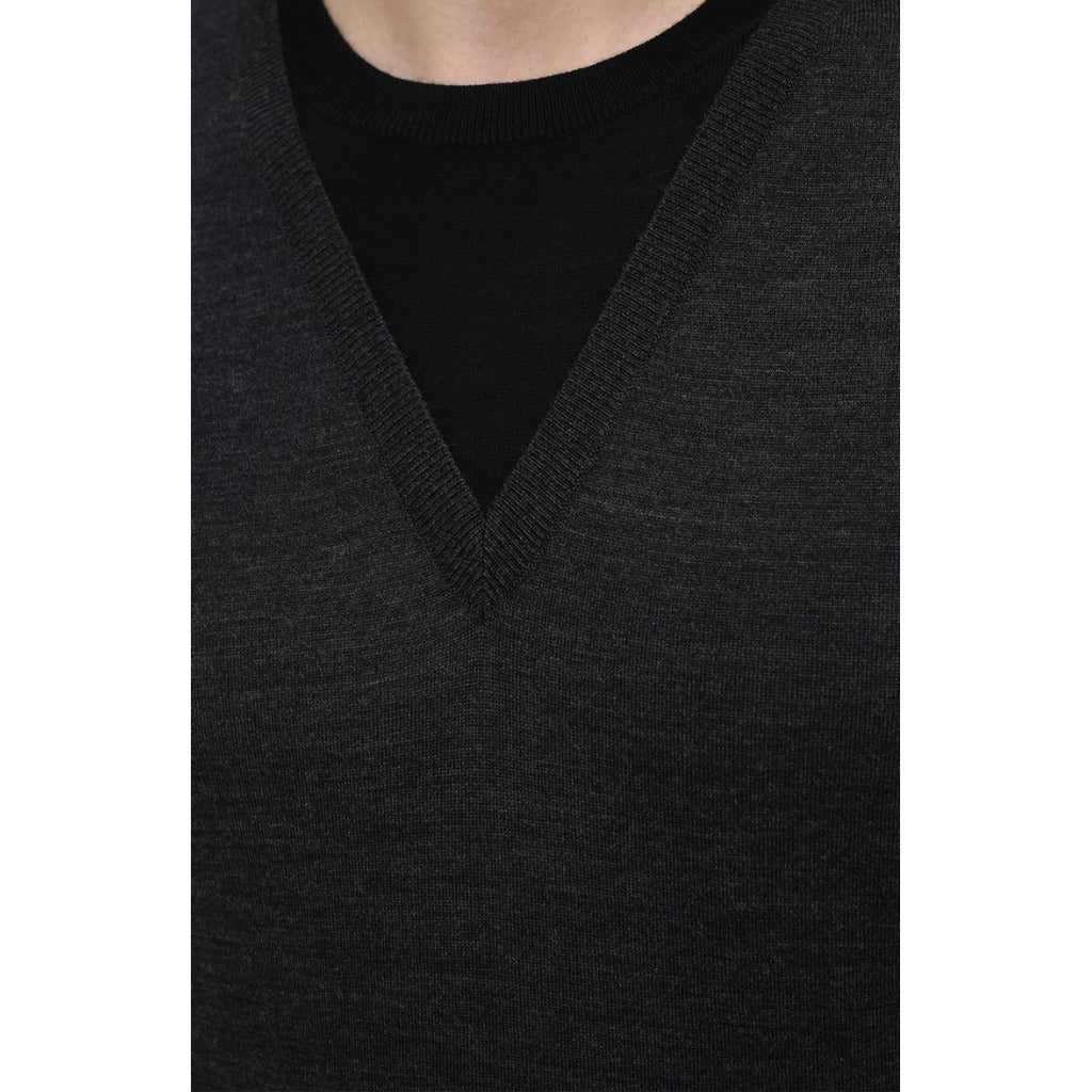 Focused shot on the external V-neck detail of the Dolce & Gabbana gray wool sweater
