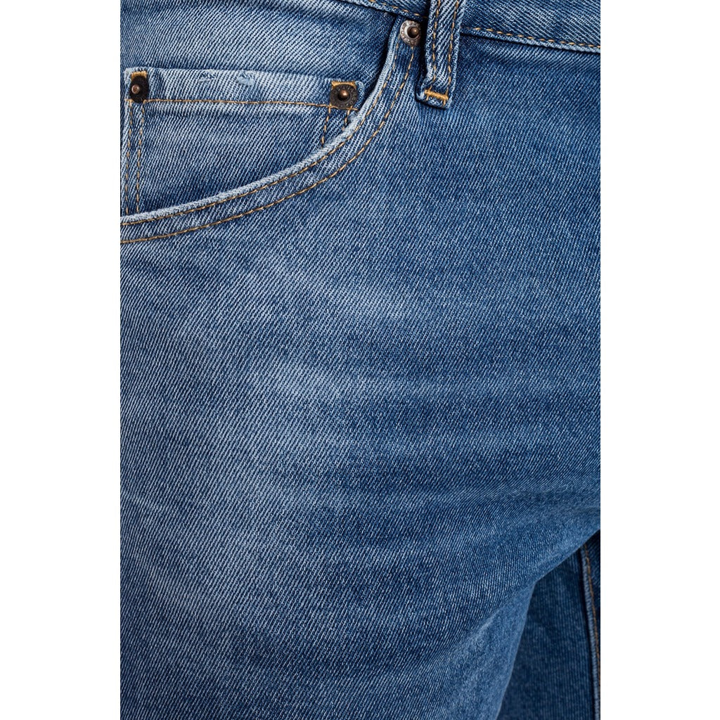 Front pocket detail on the Dsquared2 Cool Guy blue denim jeans
