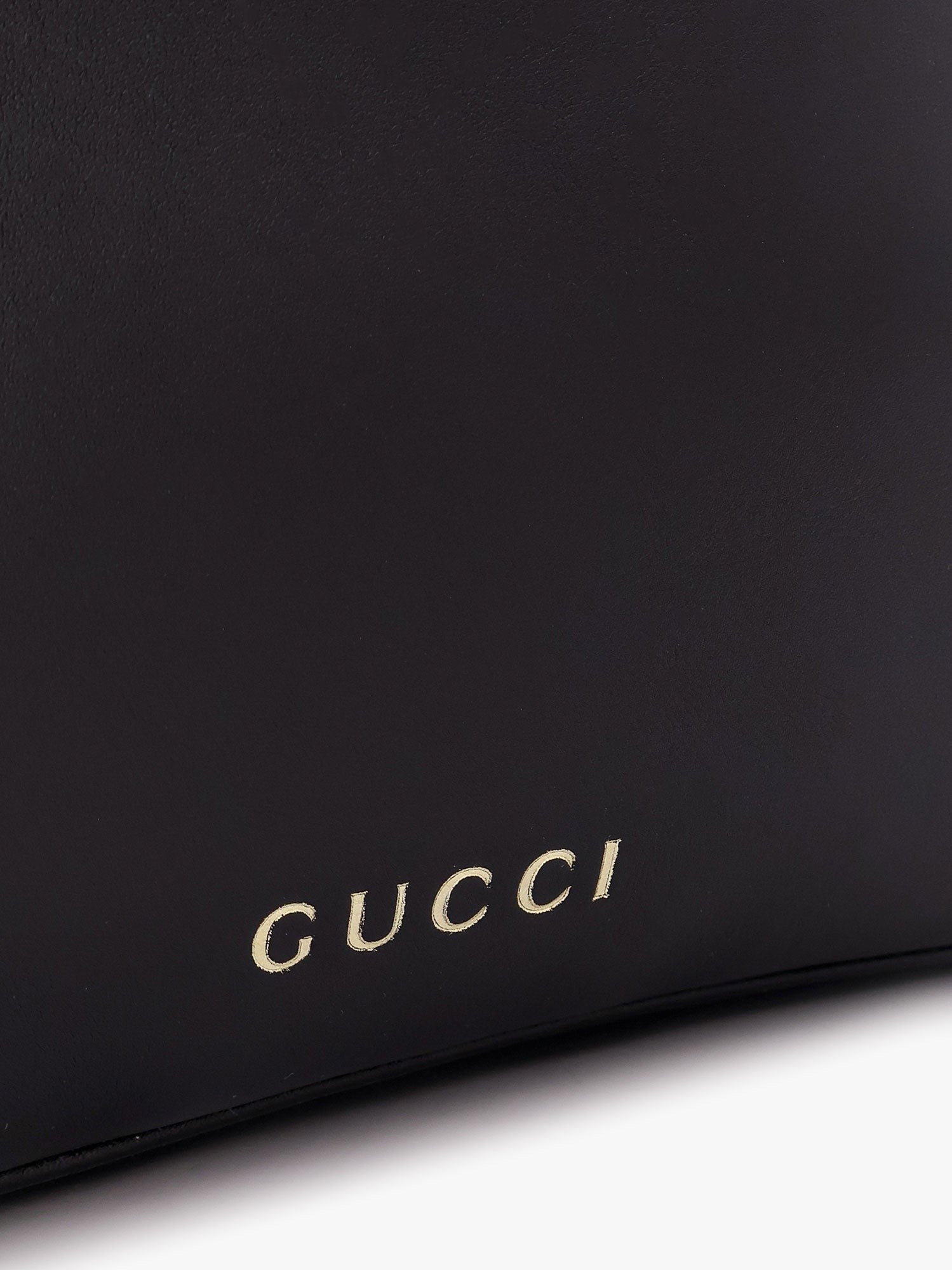 Gucci GG Emblem Leder-Schultertasche mit frontalem Logo