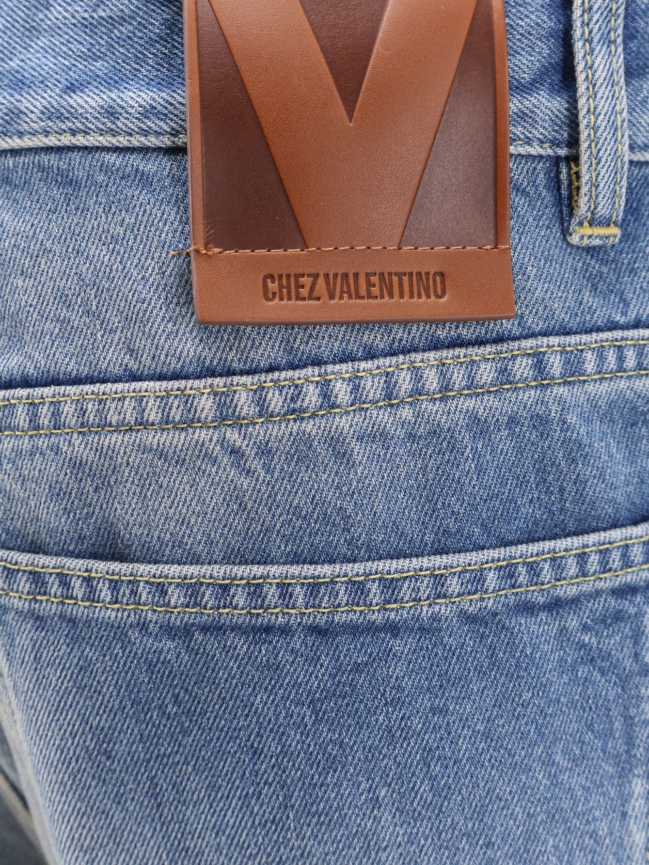 Valentino Jeans mit Chez Valentino Detail