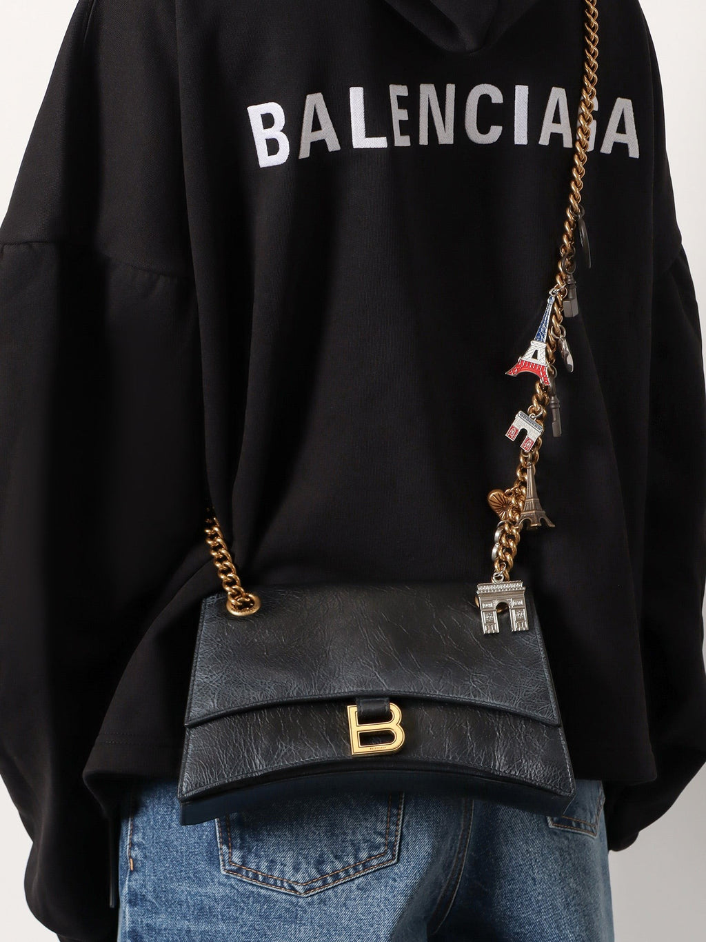 Balenciaga Axelväska i läder med sliten effekt och ikonisk metallogotyp