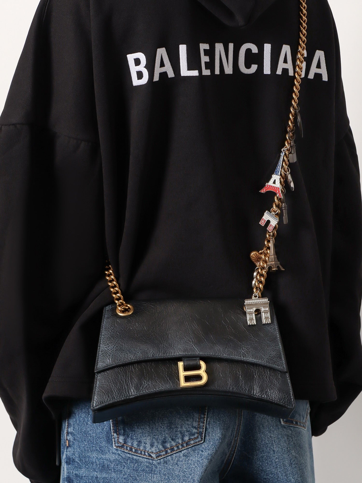 Balenciaga Skinnskulderveske med skitten effekt og ikonisk metallogo