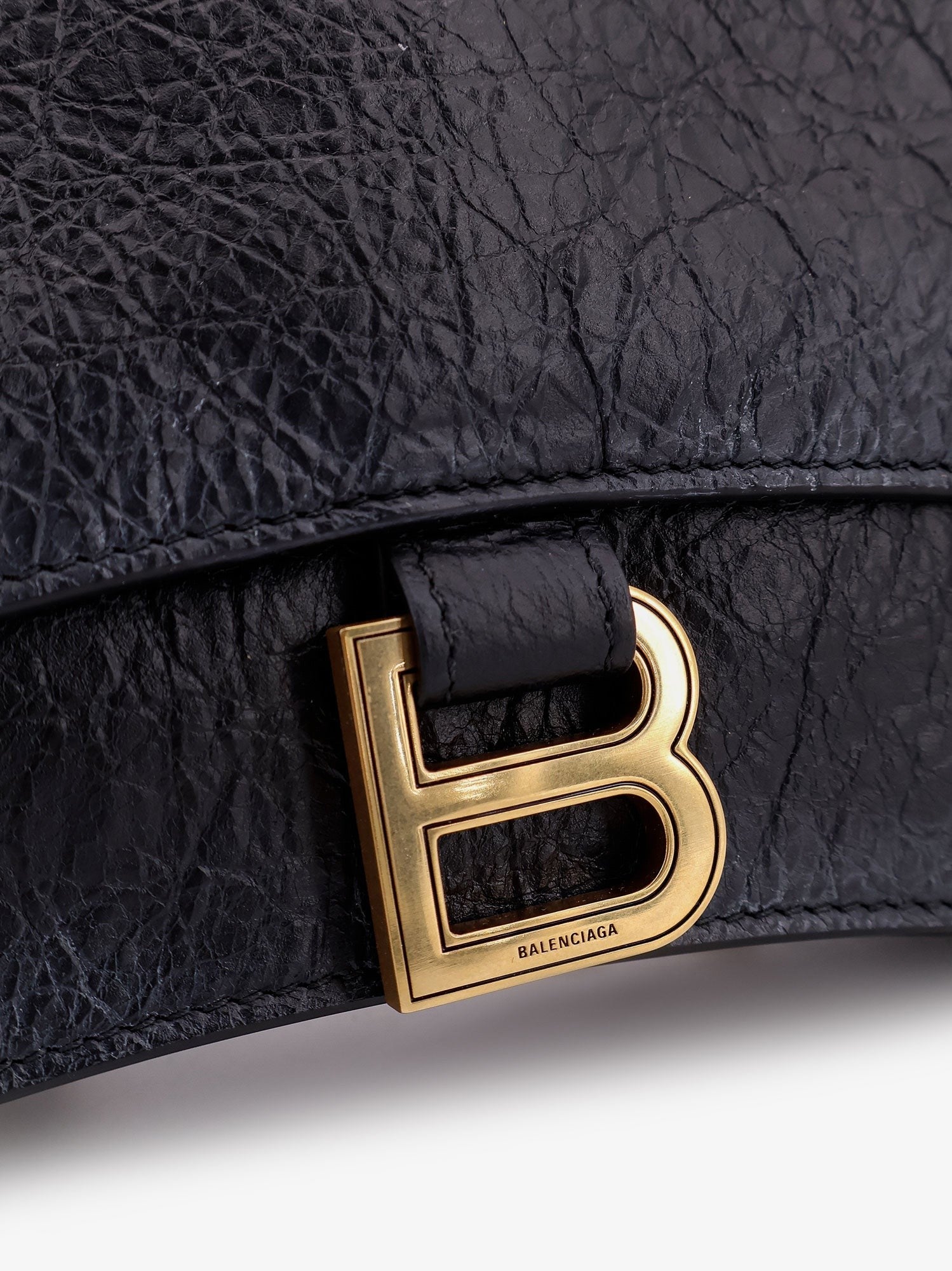 Balenciaga Skinnskulderveske med skitten effekt og ikonisk metallogo