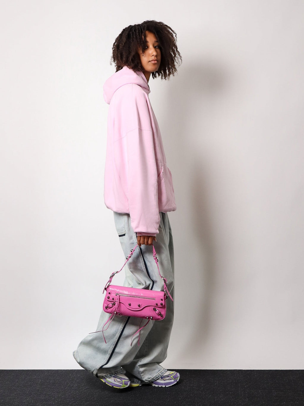 Balenciaga Axelväska i läder med metalldetaljer