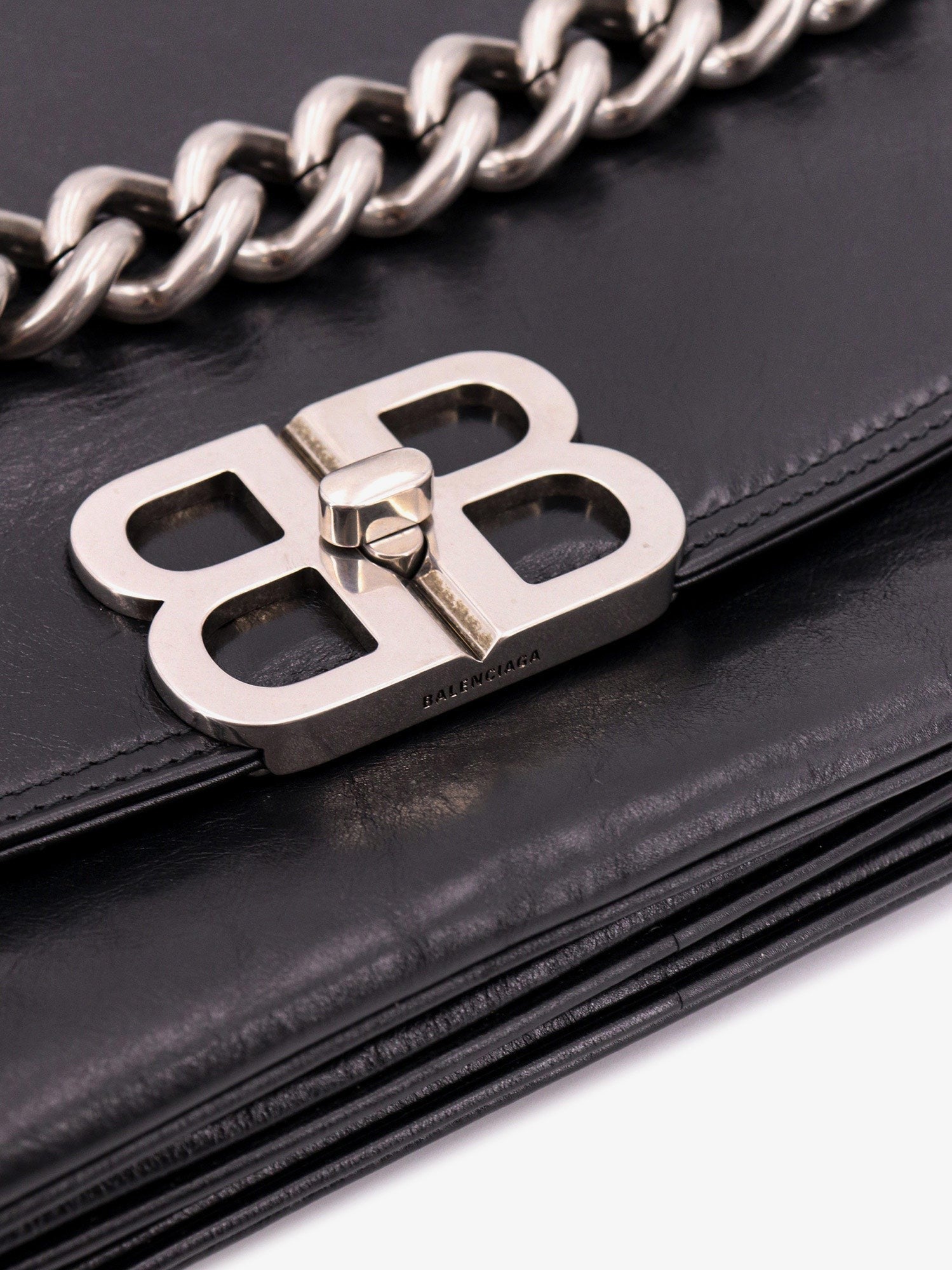 Balenciaga Skinnskulderveske med metallmonogram