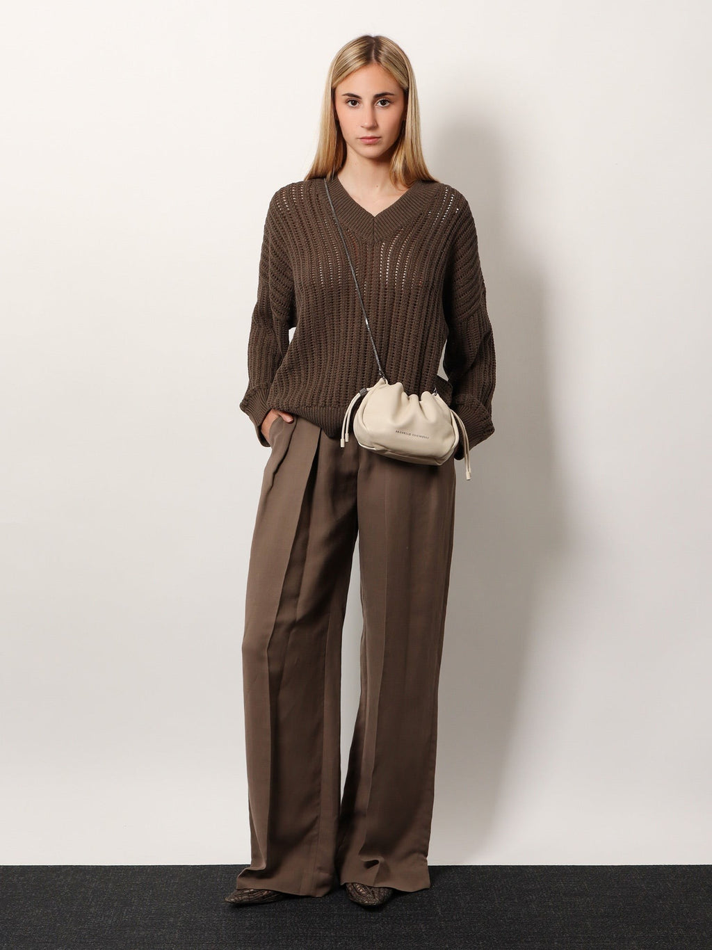 Brunello Cucinelli Mala de balde mini Mellow em pele macia com corrente preciosa