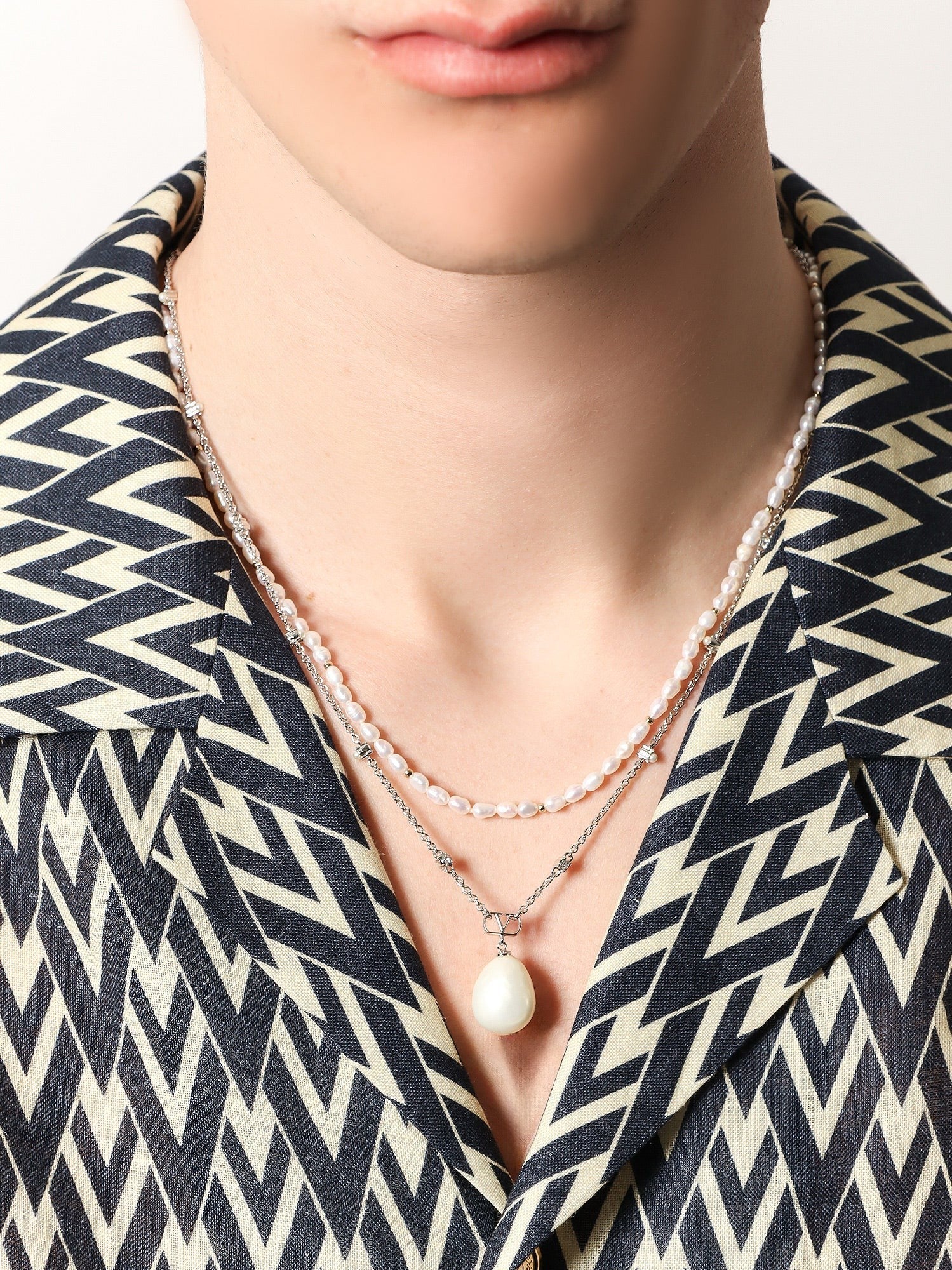 Valentino Garavani Metal necklace with pearls