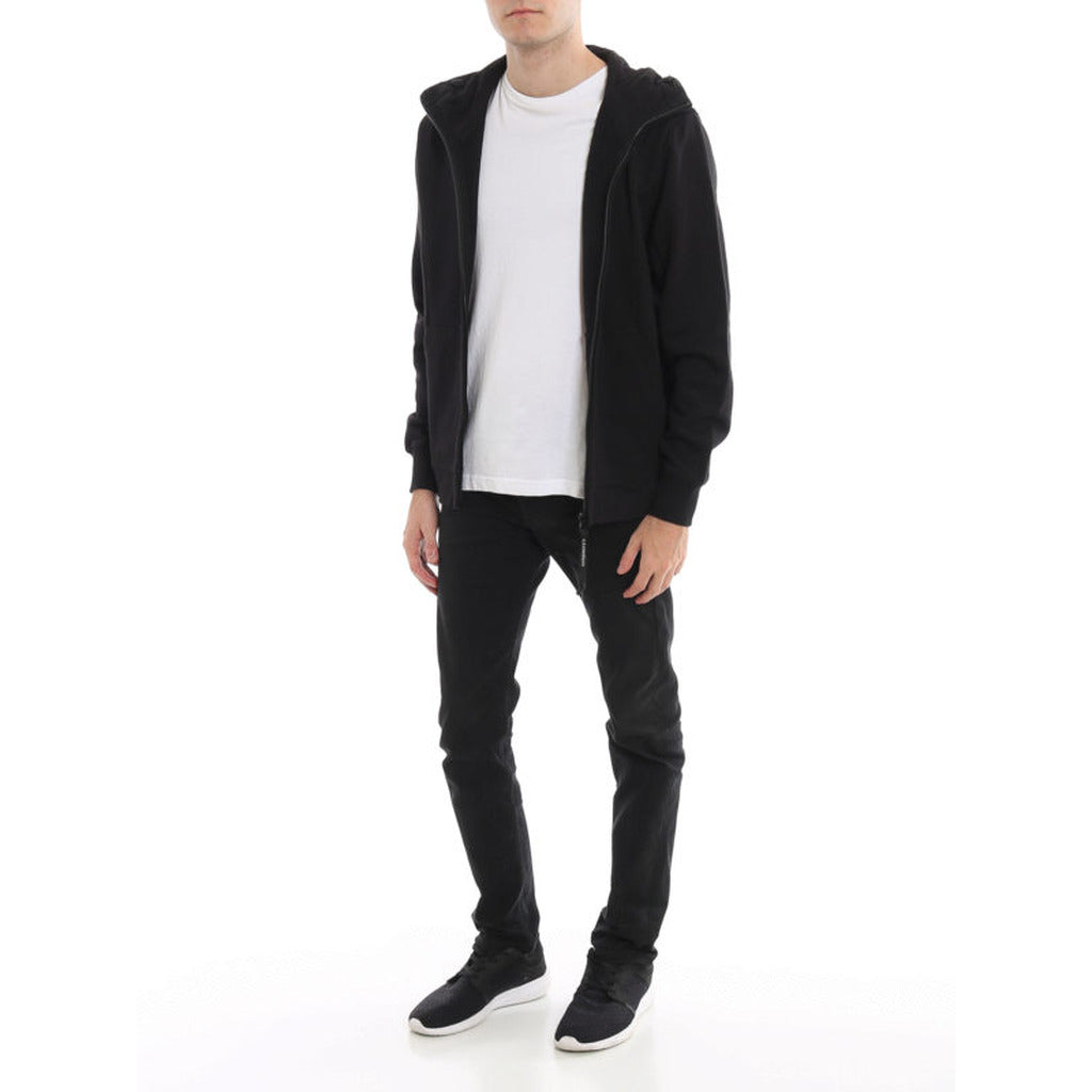 Model showcasing the regular fit of the CP Company black cotton Goggle jacket.
