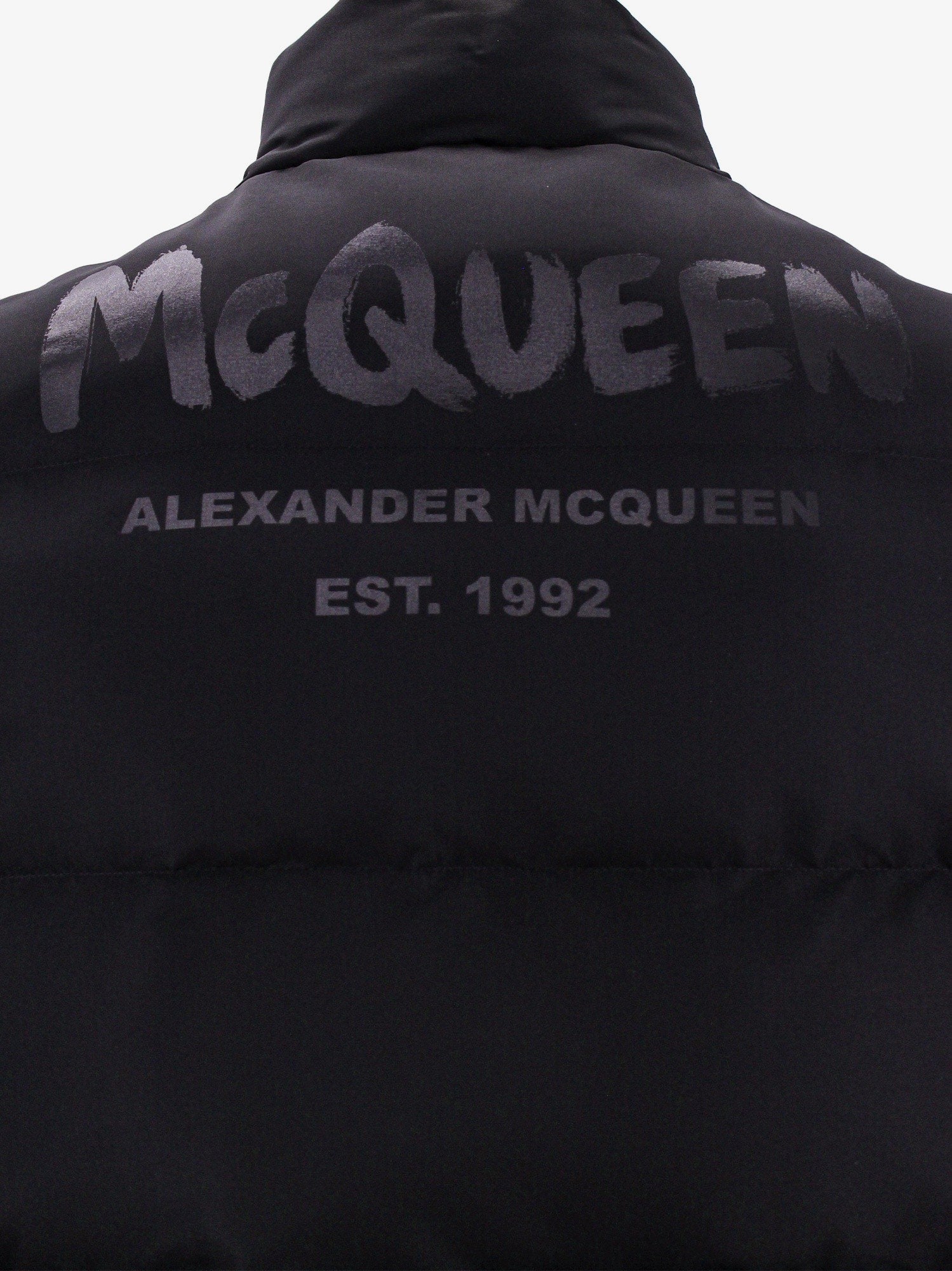 Alexander Mcqueen Párnázott és steppelt nylon ujjatlan dzseki hátsó McQueen graffiti mintával