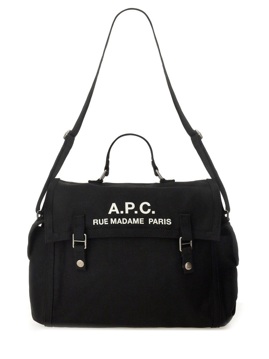 A.P.C. AXELVÄSKA MED LOGGA