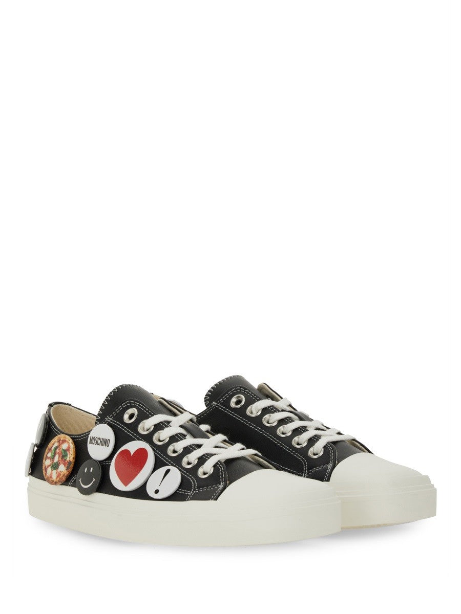 Moschino SNEAKER MIT ANSTECKNADELN