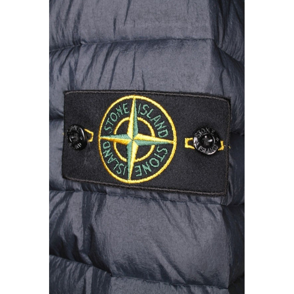 Side zipper pocket detail on the Stone Island blue duck down padded jacket.
