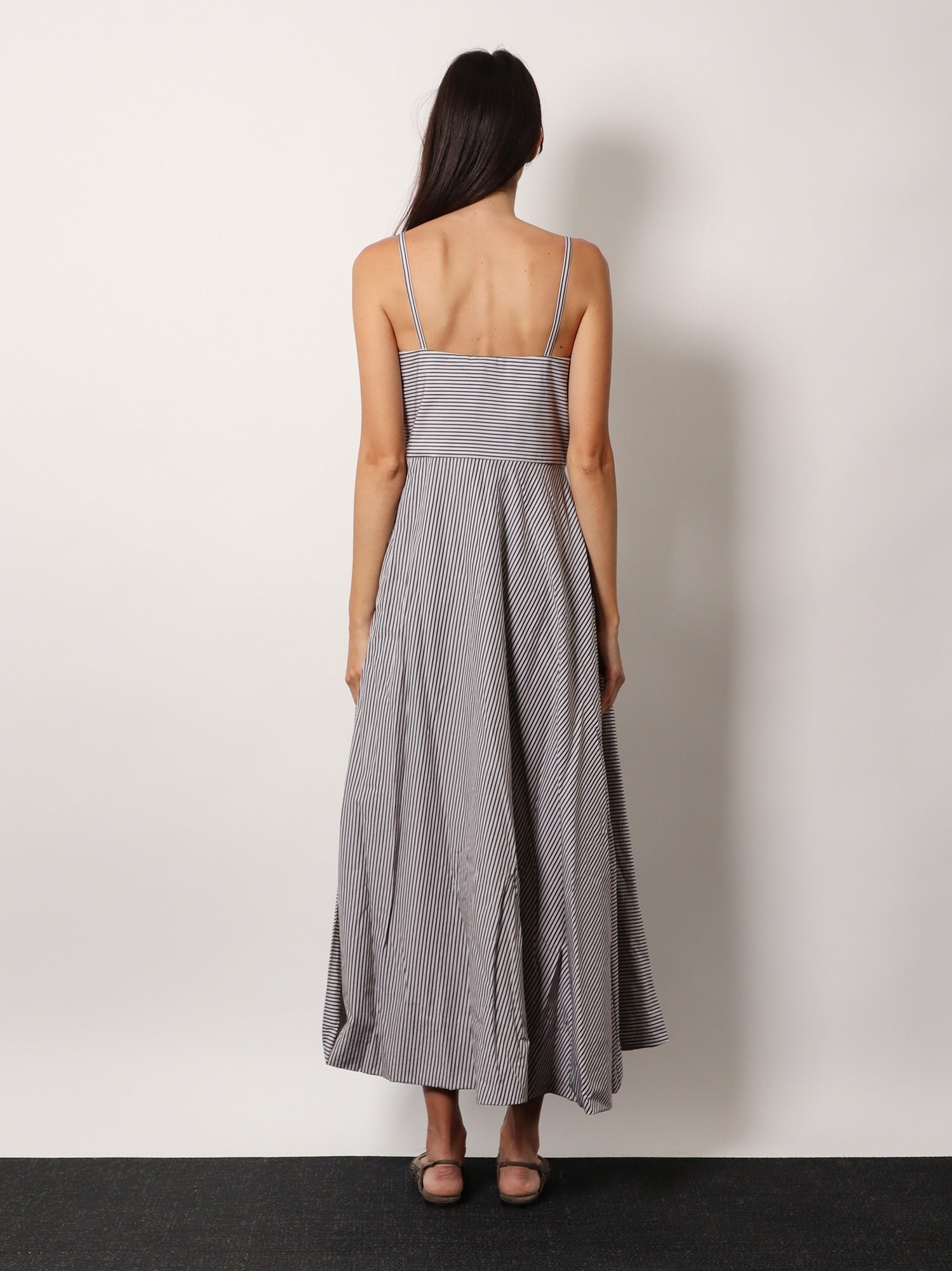 Brunello Cucinelli Vestido largo de algodón a rayas con panel ancho