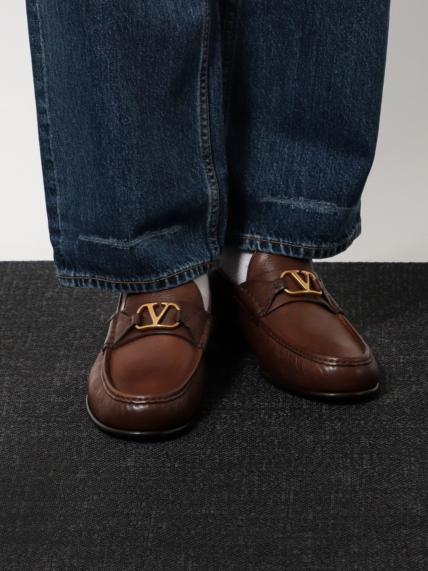 Valentino Garavani Vlogo leather loafer